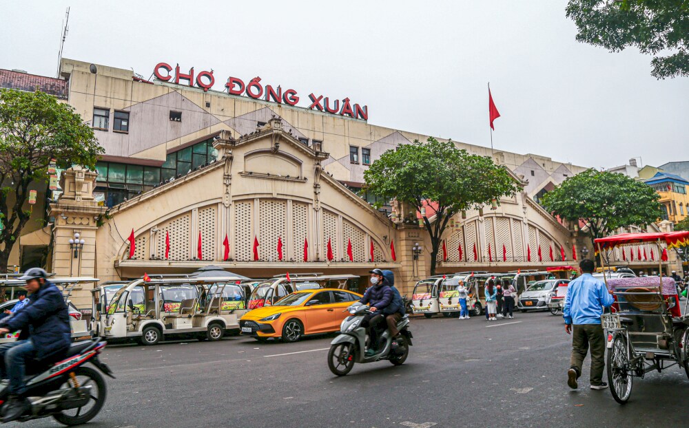 Dong Xuan Market is located in Hanoi's Old Quarter